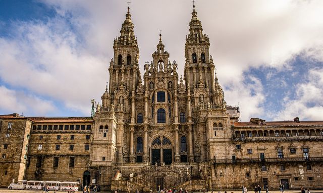 O Ano Jubilar já começou em Santiago de Compostela, na Espanha. Mensagem do Papa é um convite para um caminho de conversão.