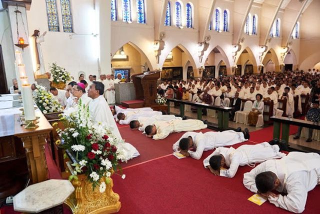 Indonésia: muitas vocações sacerdotais e religiosas, institutos masculinos e femininos, constroem seminários e casas religiosas. 