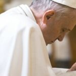 O Papa Francisco tem sofrido, com certa frequência, ataques de agudas dores ciáticas nas espáduas que o tem levado a cancelar compromissos já programados.