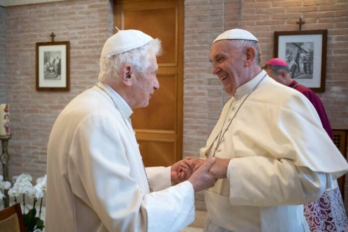 Vaticano confirma que Papa Francisco e Bento XVI foram vacinados contra a Covid 19