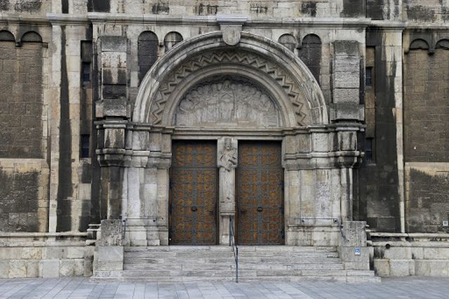 Em Portugal, a Igreja Católica fechou as portas dos seus templos em 23 de janeiro e incentivou as celebrações transmitidas diretamente por via digital.