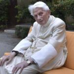 Oito anos após o fim do seu pontificado, Bento XVI insiste que “Não há dois Papas”, e rejeita “teorias da conspiração”.