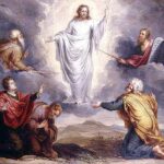 Na transfiguração, o rosto radiante de Jesus, as vestes resplandecentes antecipam sua imagem como ressuscitado, oferecem a luz da esperança, para atravessar as trevas: a morte não será o fim, haverá a glória da Ressurreição.
