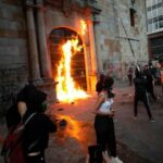 Feministas tentam incendiar historico templo catolico na Colombia