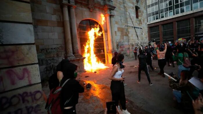 Feministas tentam incendiar historico templo catolico na Colombia