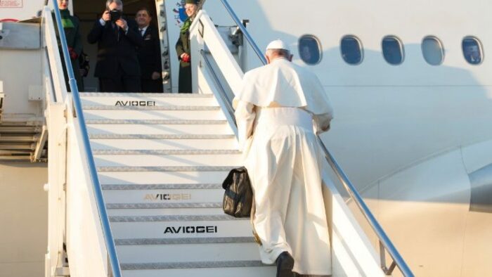  Francisco concretiza um fato histórico: pela primeira vez um Papa realiza uma Visita Apostólica ao Iraque. 