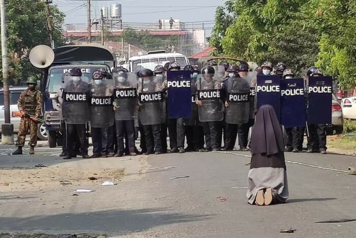 Freira se ajoelha diante de militares e pede que poupem manifestantes 1