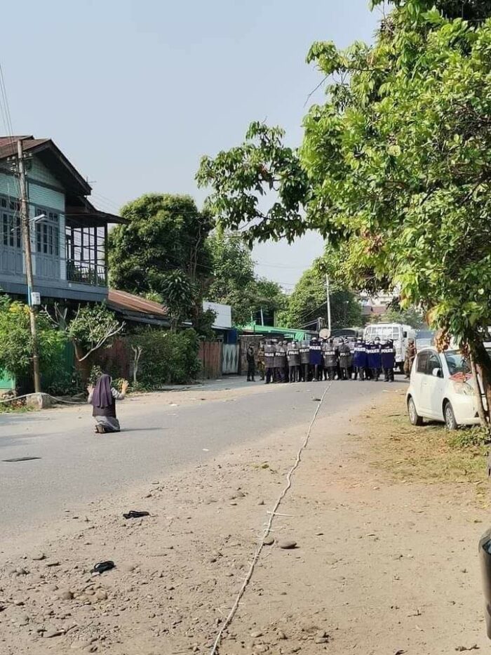 Freira se ajoelha diante de militares e pede que poupem manifestantes 2