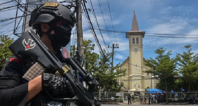 Terroristas islâmicos provocaram explosão na Catedral do Sagrado Coração de Jesus, em Makassar, ao final da Cerimônia de Domingo de Ramos deixando 14 vítimas e danos materiais. 