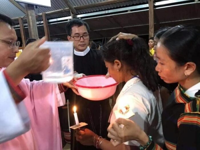 Diocese no Vietna batiza 60 novos catolicos na noite de Pascoa 1