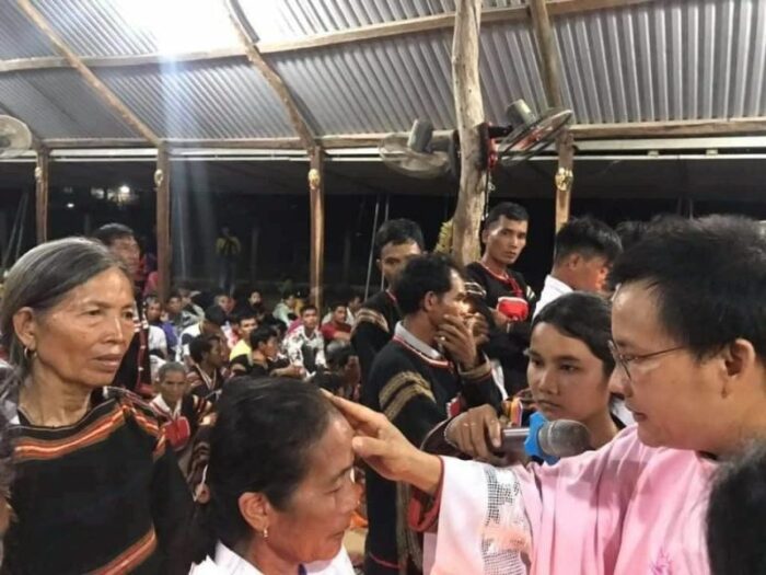 Diocese no Vietna batiza 60 novos catolicos na noite de Pascoa 3