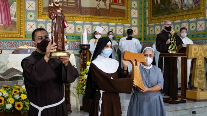 Franciscanos tomam posse do Santuario Frei Galvao 4