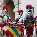 A cerimônia de Juramento da Guarda Pontifícia é uma antiga tradição realizada pelo Corpo da Guarda Suíça fundado pelo Papa Júlio II em 1506.