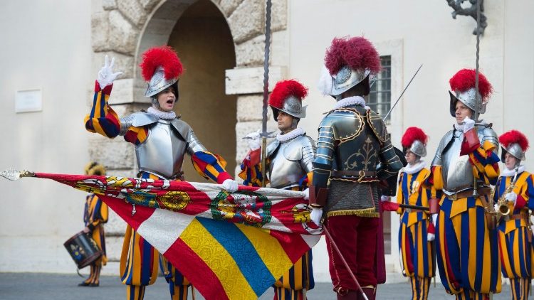 A cerimônia de Juramento da Guarda Pontifícia é uma antiga tradição realizada pelo Corpo da Guarda Suíça fundado pelo Papa Júlio II em 1506.