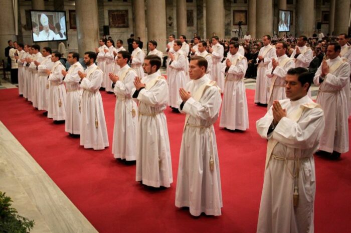 Pesquisa revela perfil dos sacerdotes ordenados em 2021 nos Estados Unidos 2
