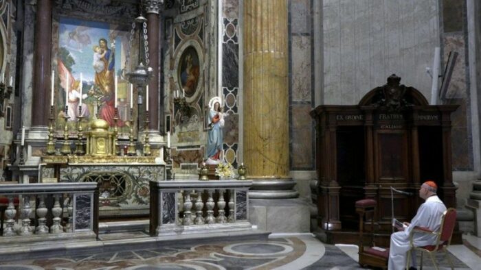 Recitacao diaria do Rosario na Basilica de Sao Pedro e retomada pelo Cardeal Comastri 1