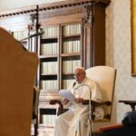 Oração é diálogo com Deus, todas as criaturas “dialogam” com Deus, mas, diz Papa, no ser humano, a oração torna-se palavra, invocação, cântico, poesia...