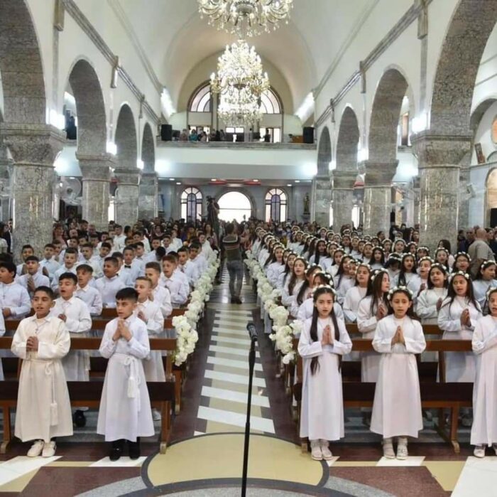 Igreja no Iraque celebra a primeira comunhao de 121 criancas 1