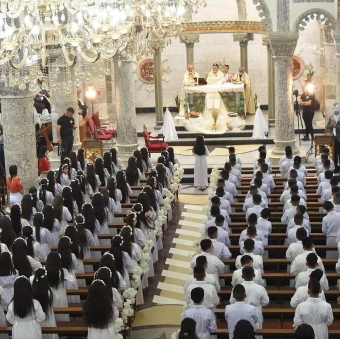 Igreja no Iraque celebra a primeira comunhao de 121 criancas 2