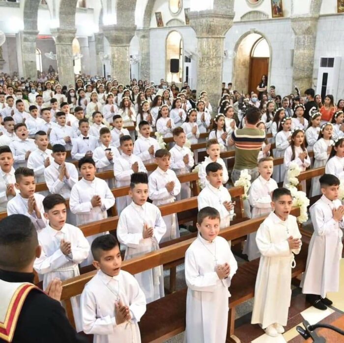 Igreja no Iraque celebra a primeira comunhao de 121 criancas 3