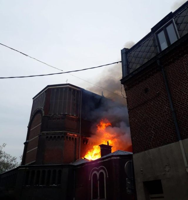 Incendio atinge Igreja de Sao Pedro e Sao Paulo na Franca 2
