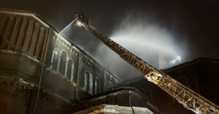 Incendio atinge Igreja de Sao Pedro e Sao Paulo na Franca