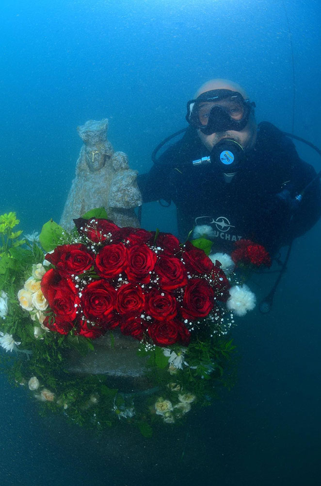 Mergulhadores levam oferenda floral para imagem submersa de Nossa Senhora 1