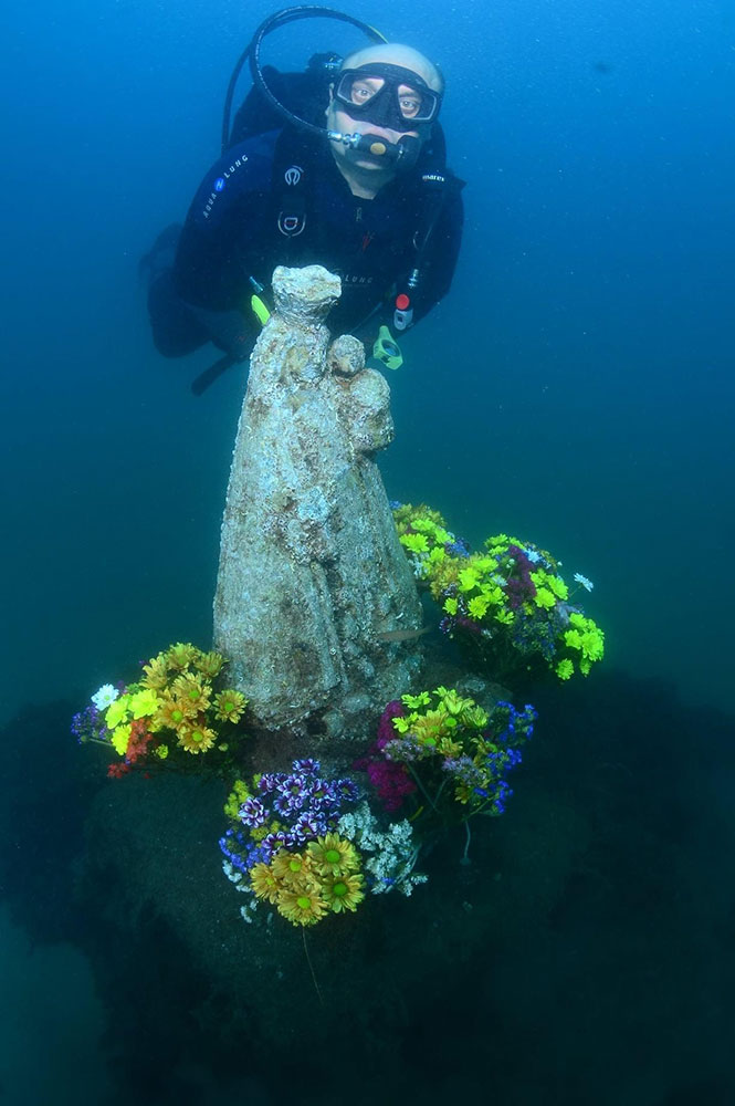 Mergulhadores levam oferenda floral para imagem submersa de Nossa Senhora 2