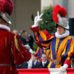 O juramento dos recrutas renova o compromisso de vida e defesa do Pontífice e recorda os 147 Guardas Suíços que em 6 de maio de 1527 deram a vida em defesa do Papa.