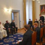 Homens de oração, abertos ao Evangelho, às novidades, radicados na tradição, prontos ao diálogo e ao confronto: assim deve ser o Diplomata do Vaticano.