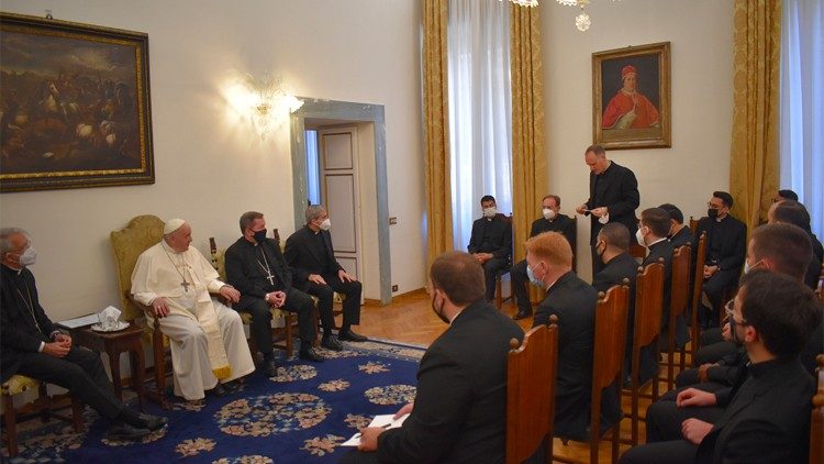Homens de oração, abertos ao Evangelho, às novidades, radicados na tradição, prontos ao diálogo e ao confronto: assim deve ser o Diplomata do Vaticano.