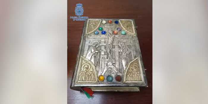 Paroquia espanhola recupera Biblia e calices roubados ha sete anos 2