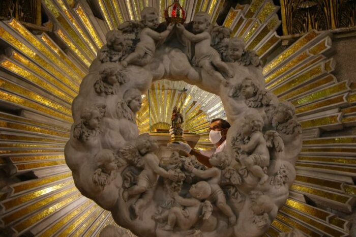 Tradicional descida da Imagem de Nossa Senhora de Nazare e realizada em Basilica de Belem 2