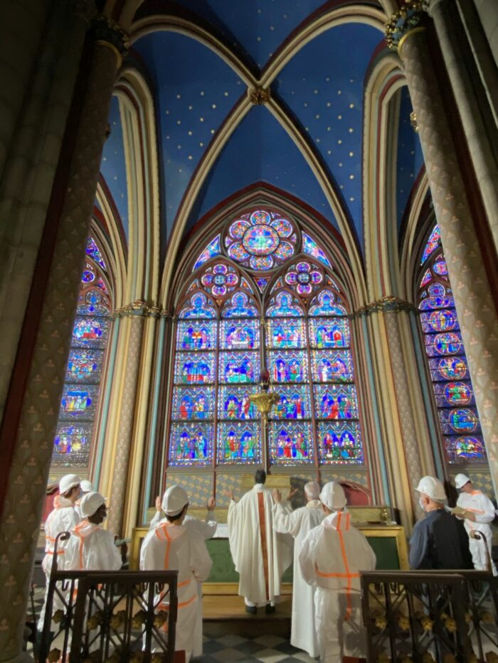 Arcebispo de Paris celebra festa da dedicacao na Catedral de Notre Dame 3