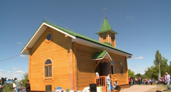 Catolicos celebram restauracao de igreja incendiada na Siberia 2