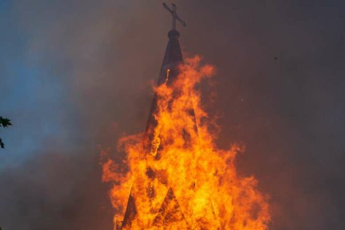 Igrejas Catolicas sao incendiadas em comunidades indigenas do Canada 1