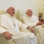 Papa Bento XVI reza pela recuperacao do Papa Francisco