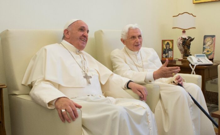 Papa Bento XVI reza pela recuperacao do Papa Francisco