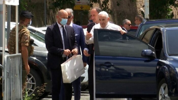 Papa Francisco deixa hospital e volta ao Vaticano 1