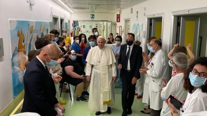 Papa Francisco deixa hospital e volta ao Vaticano 2