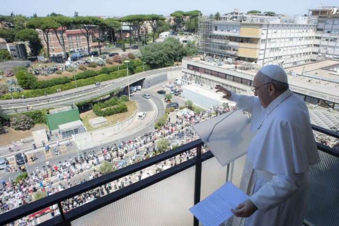 Papa Francisco reza o Angelus da sacada do seu quarto no hospital 1