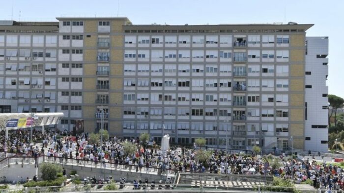 Papa Francisco reza o Angelus da sacada do seu quarto no hospital 2