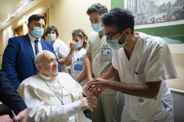 Papa Francisco seguira hospitalizado por mais alguns dias 2