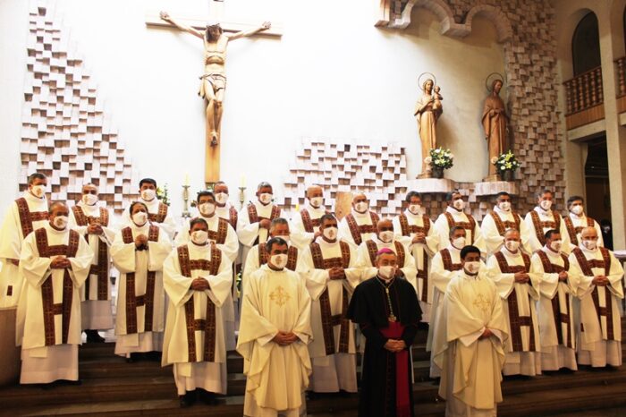 Bispo ordena 23 diaconos permanentes no Chile 1
