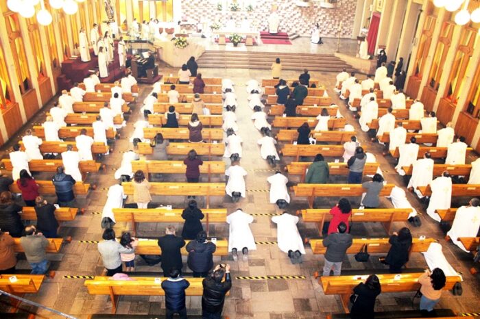 Bispo ordena 23 diaconos permanentes no Chile 2