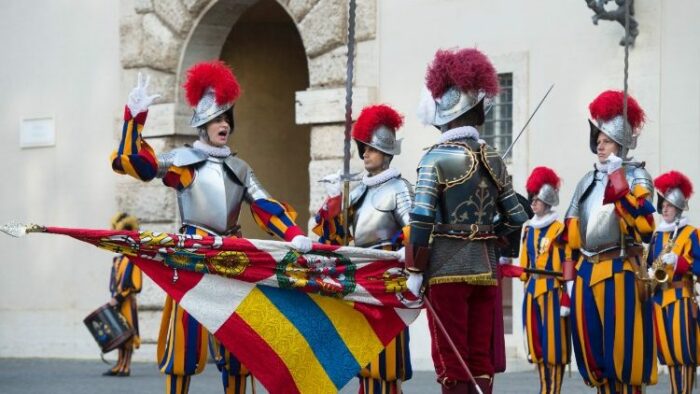Guarda Suica recebe 17 novos recrutas no Vaticano 2