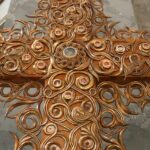Hungria mostra cruz feita com reliquias de 34 santos e beatos 1