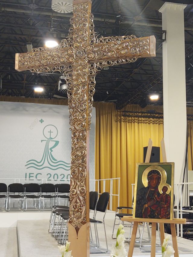 Hungria mostra cruz feita com reliquias de 34 santos e beatos 2