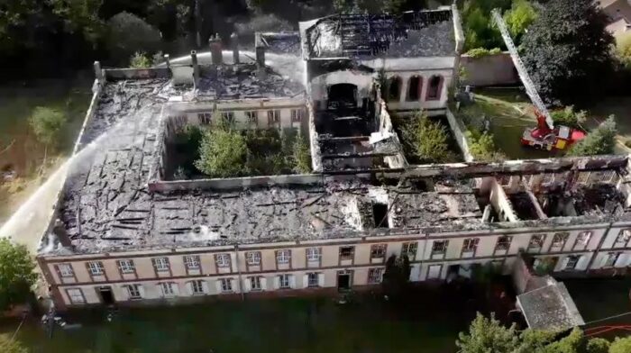 Incendio destroi antigo convento carmelita na Franca 1