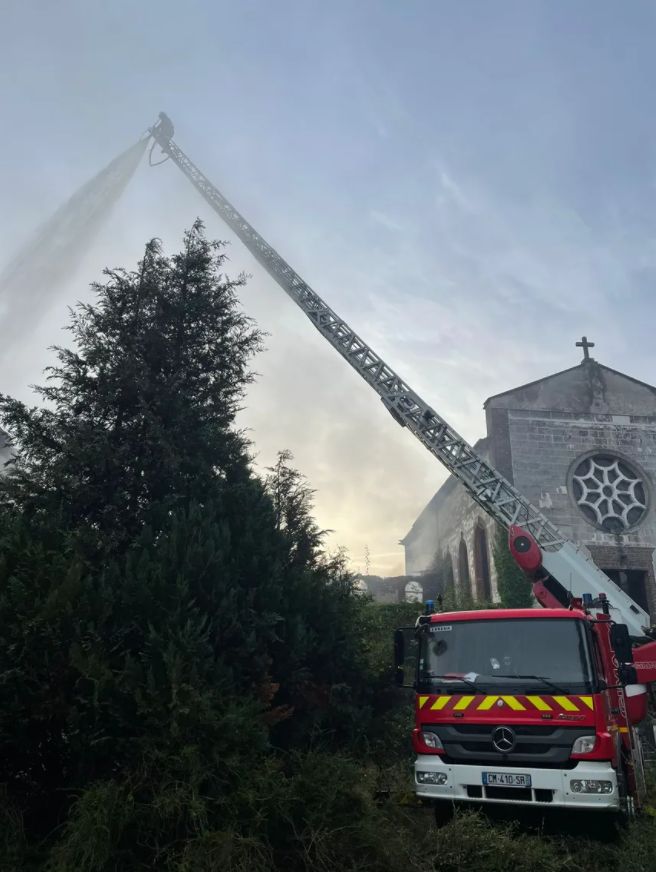 Incendio destroi antigo convento carmelita na Franca 2